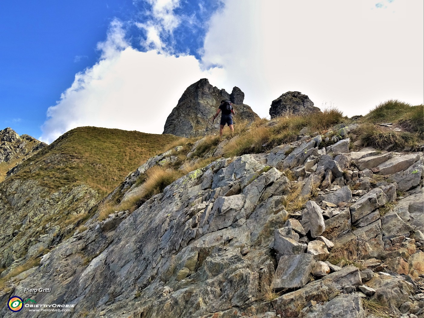 40 In decisa salita in cresta verso la cima del Valletto.JPG